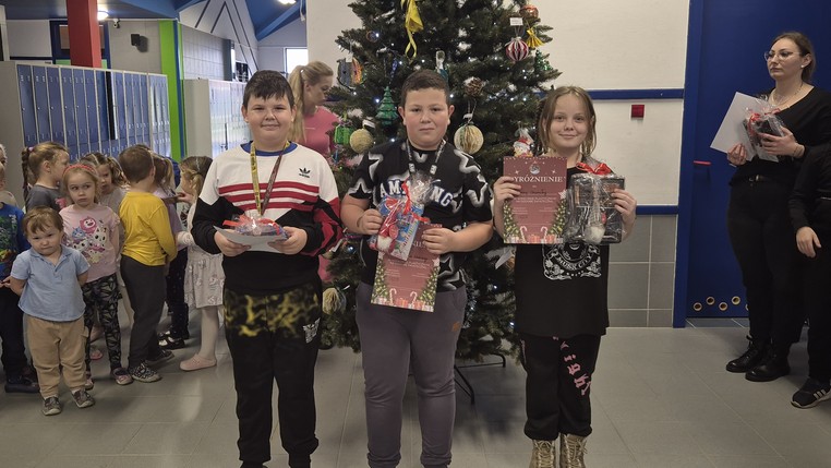 Wspólnie udekorowali choinkę